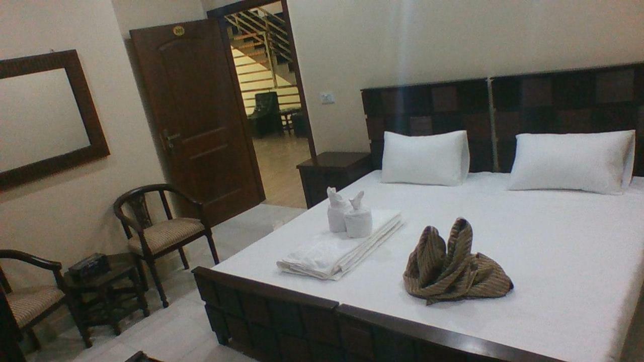 Red Roof Hotel Sahiwal Екстериор снимка