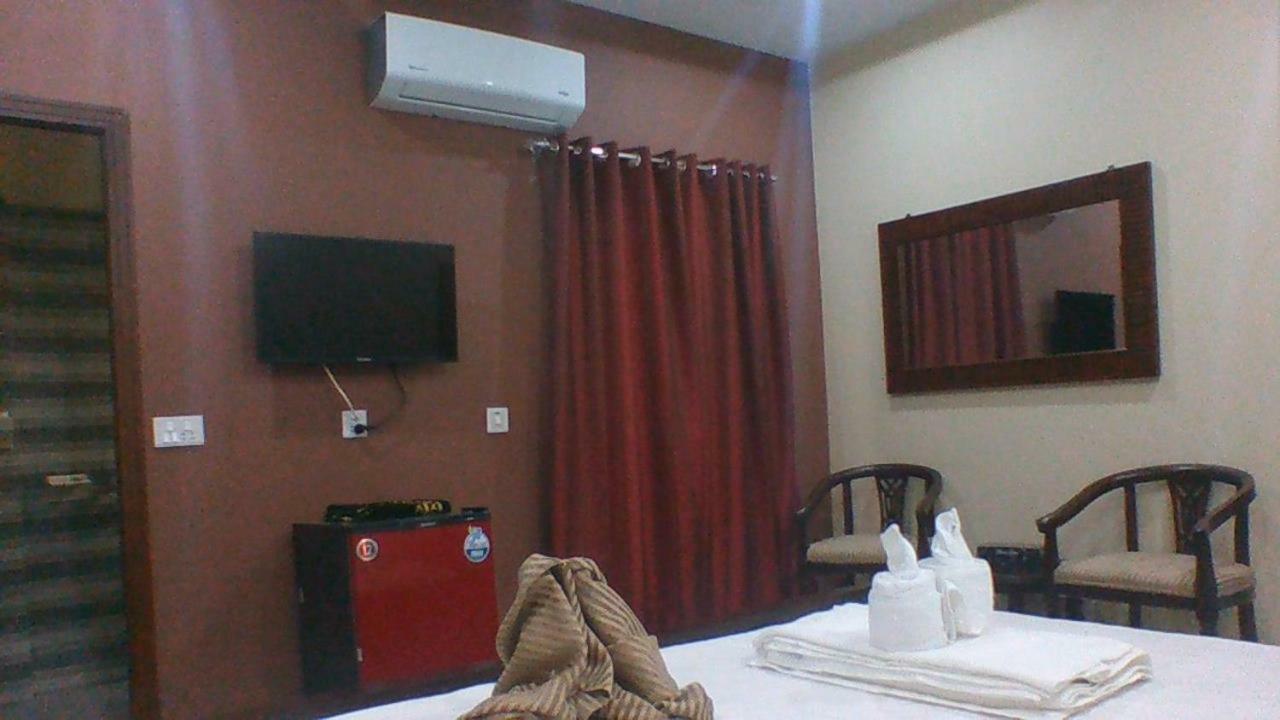 Red Roof Hotel Sahiwal Екстериор снимка