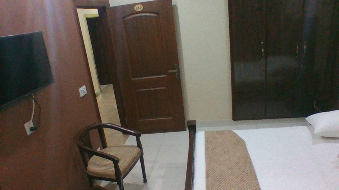Red Roof Hotel Sahiwal Екстериор снимка